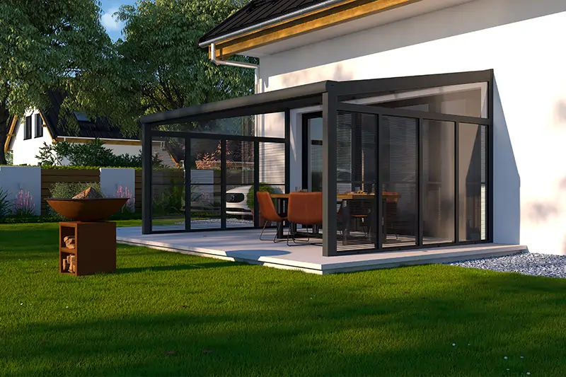 Terrasse mit Sonnenschutzlamellen